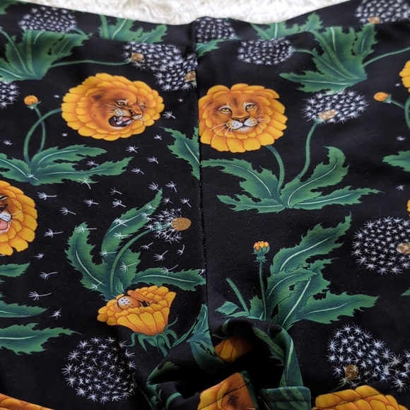 Blackmilk Dandy Lions Cuffed Shorts - Dandelion Lion Print Size XL - Picture 8 of 15